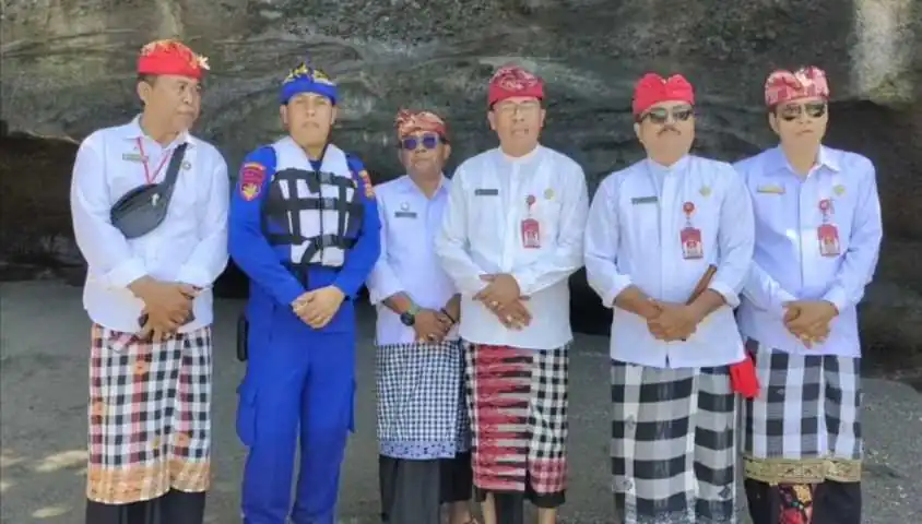Program “Mekendang ” ( Melasti, Mulang Pekelem dan Ngayah ) Satuan Polairud Polres Tabanan di Pantai Tanah Lot Kediri Tabanan