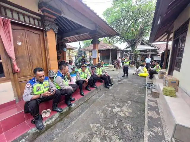 Turut Berduka, Kapolsek Bersama Anggota Melayat ke Rumah Duka, Orang Tua Aiptu I Nengah Kariasa