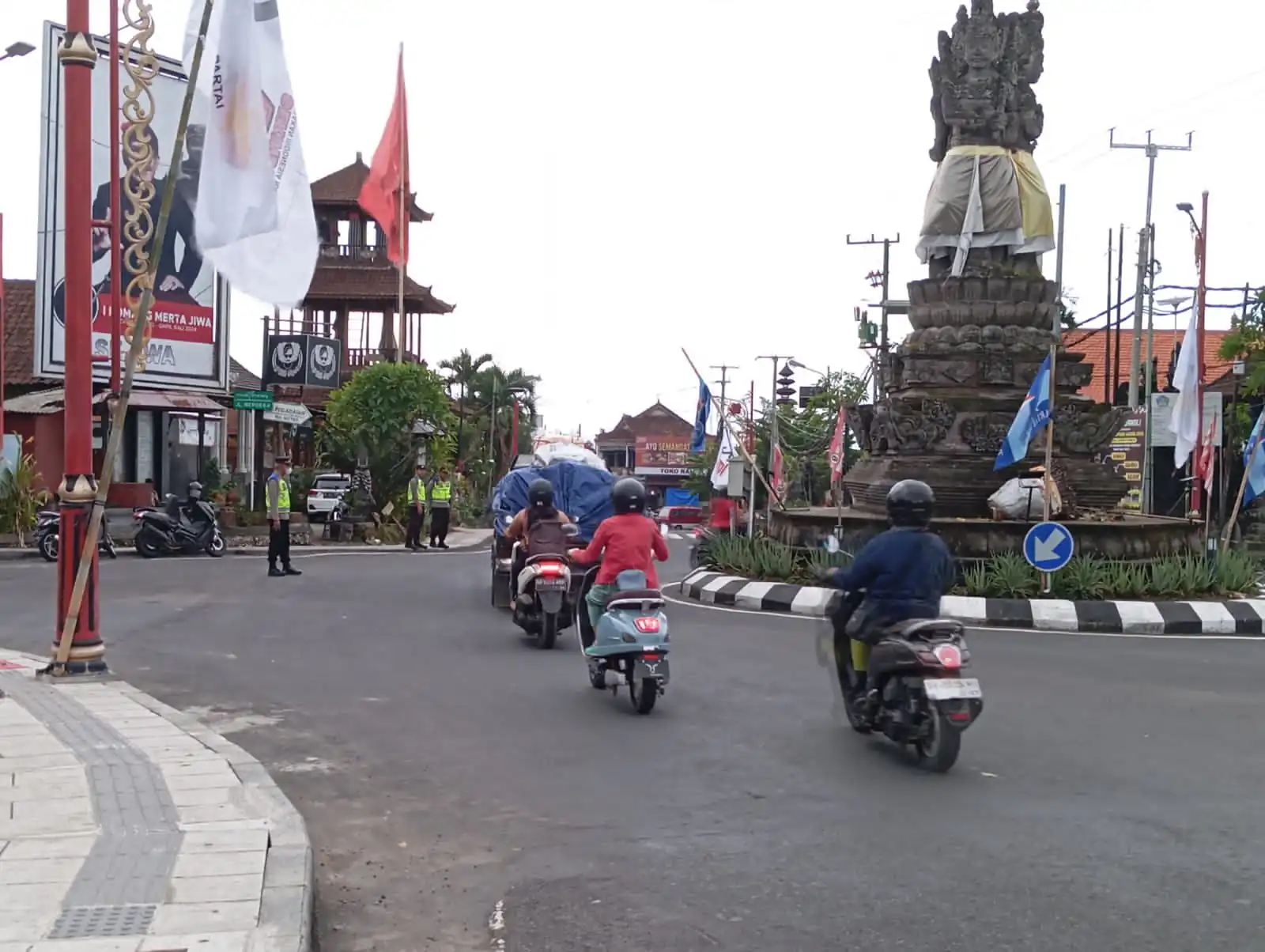 Beri Pelayanan Kepada Masyarakat Dipagi Hari, Personil Polsek Bangli Laksanakan Pengaturan