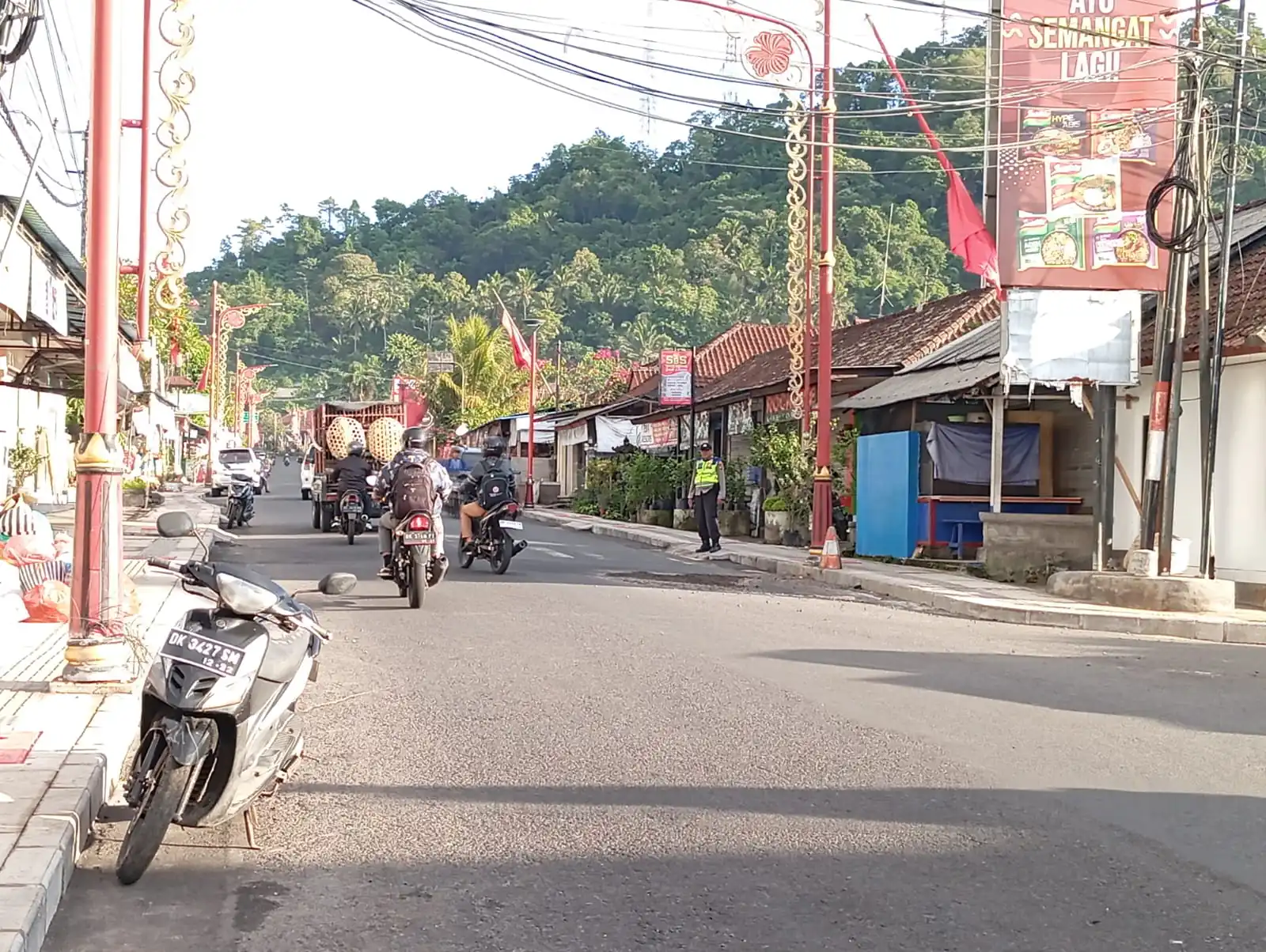 Beri Pelayanan Kepada Masyarakat Dipagi Hari, Personil Polsek Bangli Laksanakan Pengaturan
