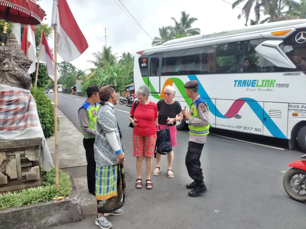 Beri Rasa Aman Kepada Pengunjung, Pawas Bersama Anggota Sambangi Obyek Wisata Desa Penglipuran