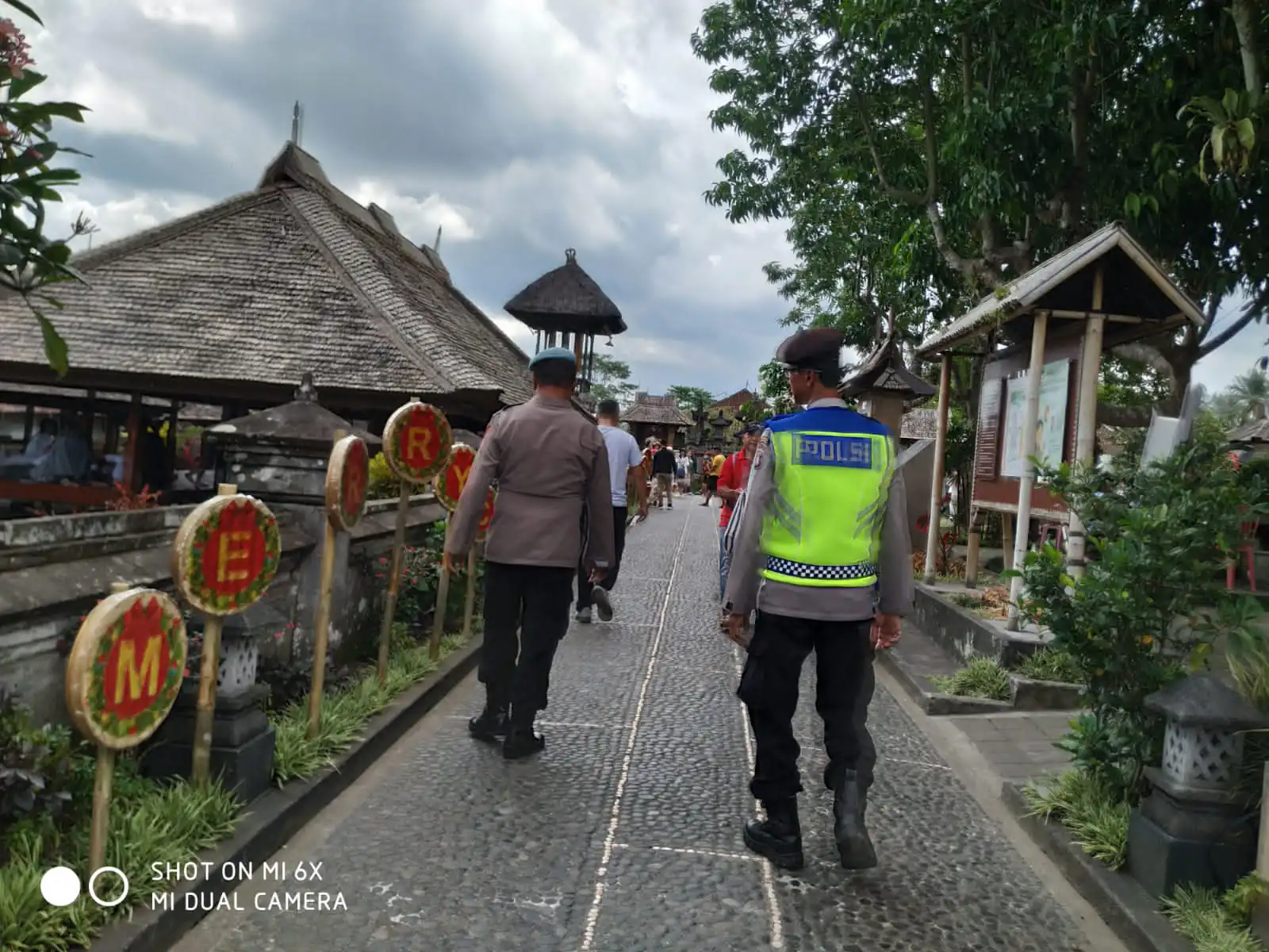 Beri Rasa Aman Kepada Pengunjung, Pawas Bersama Anggota Sambangi Obyek Wisata Penglipuran
