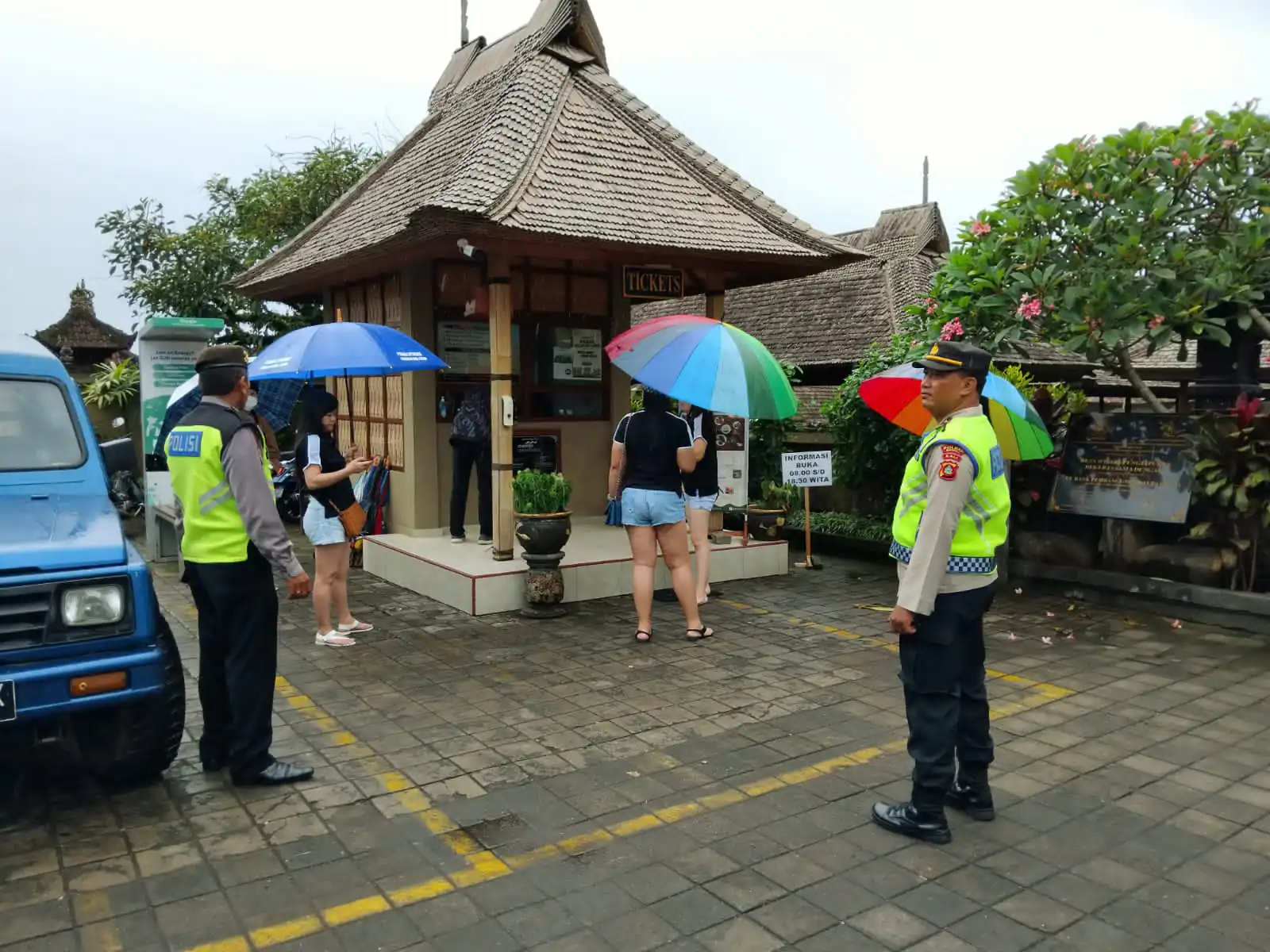 Beri Rasa Aman Kepada Pengunjung, Pawas Bersama Anggota Sambangi Obyek Wisata Penglipuran
