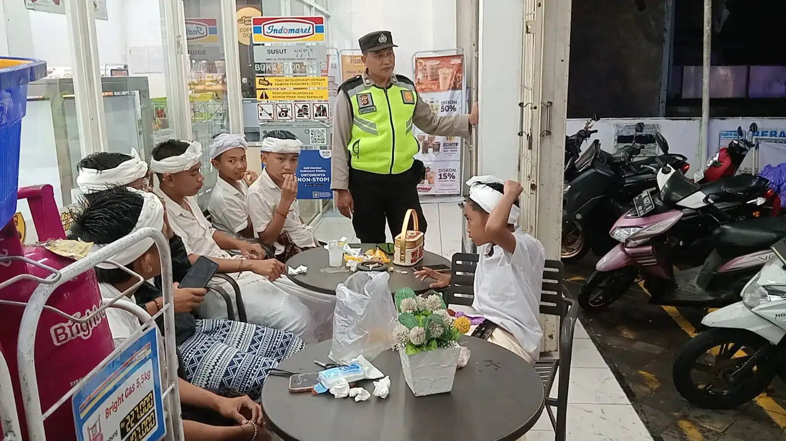 BLUE LIGHT ANTISIPASI KEJAHATAN DIMALAM HARI PERSONIL POLSEK SUSUT MELAKSANAKAN KEGIATAN PATROLI BLUE LIGHT.
