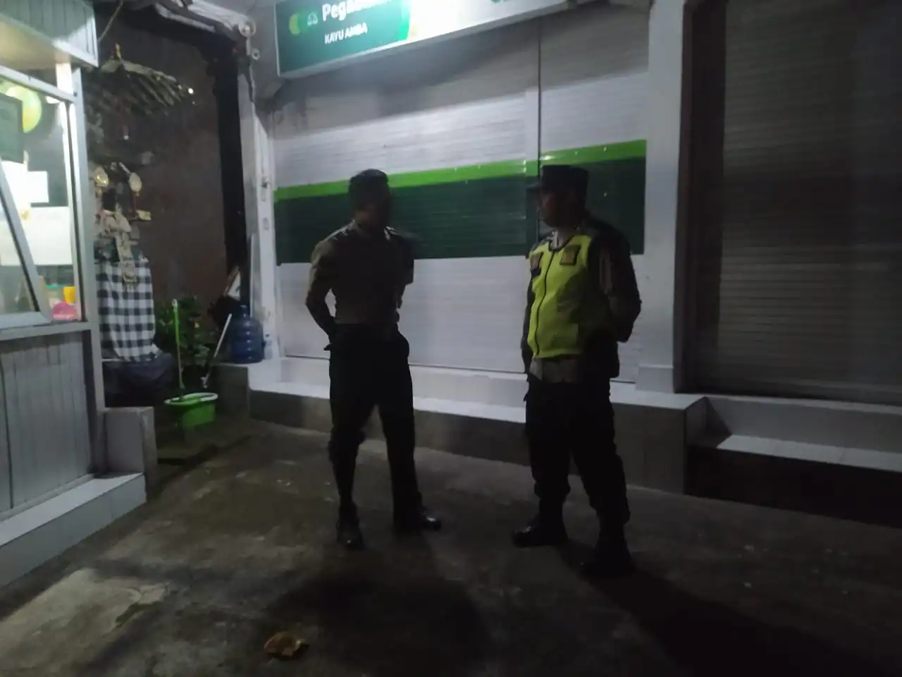 BLUE LIGHT ANTISIPASI KEJAHATAN DIMALAM HARI PERSONIL POLSEK SUSUT MELAKSANAKAN KEGIATAN PATROLI BLUE LIGHT.