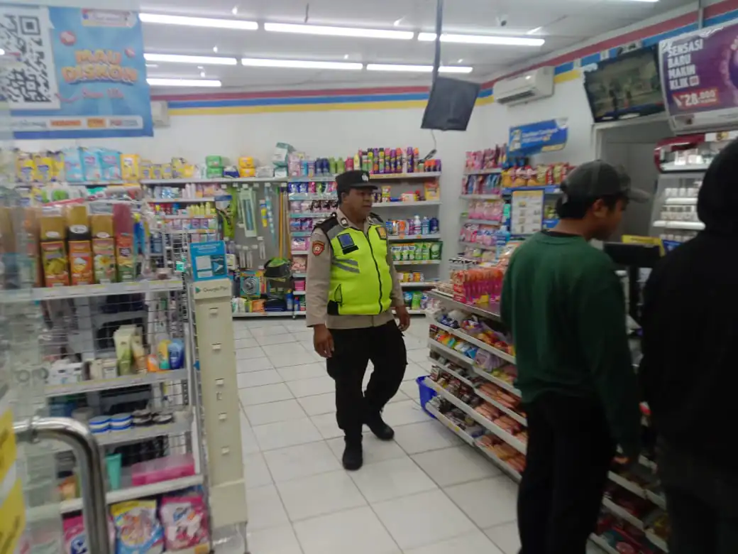 BLUE LIGHT ANTISIPASI KEJAHATAN DIMALAM HARI PERSONIL POLSEK SUSUT MELAKSANAKAN KEGIATAN PATROLI BLUE LIGHT.