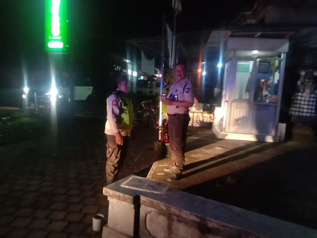 BLUE LIGHT ANTISIPASI KEJAHATAN DIMALAM HARI PERSONIL POLSEK SUSUT MELAKSANAKAN KEGIATAN PATROLI BLUE LIGHT.