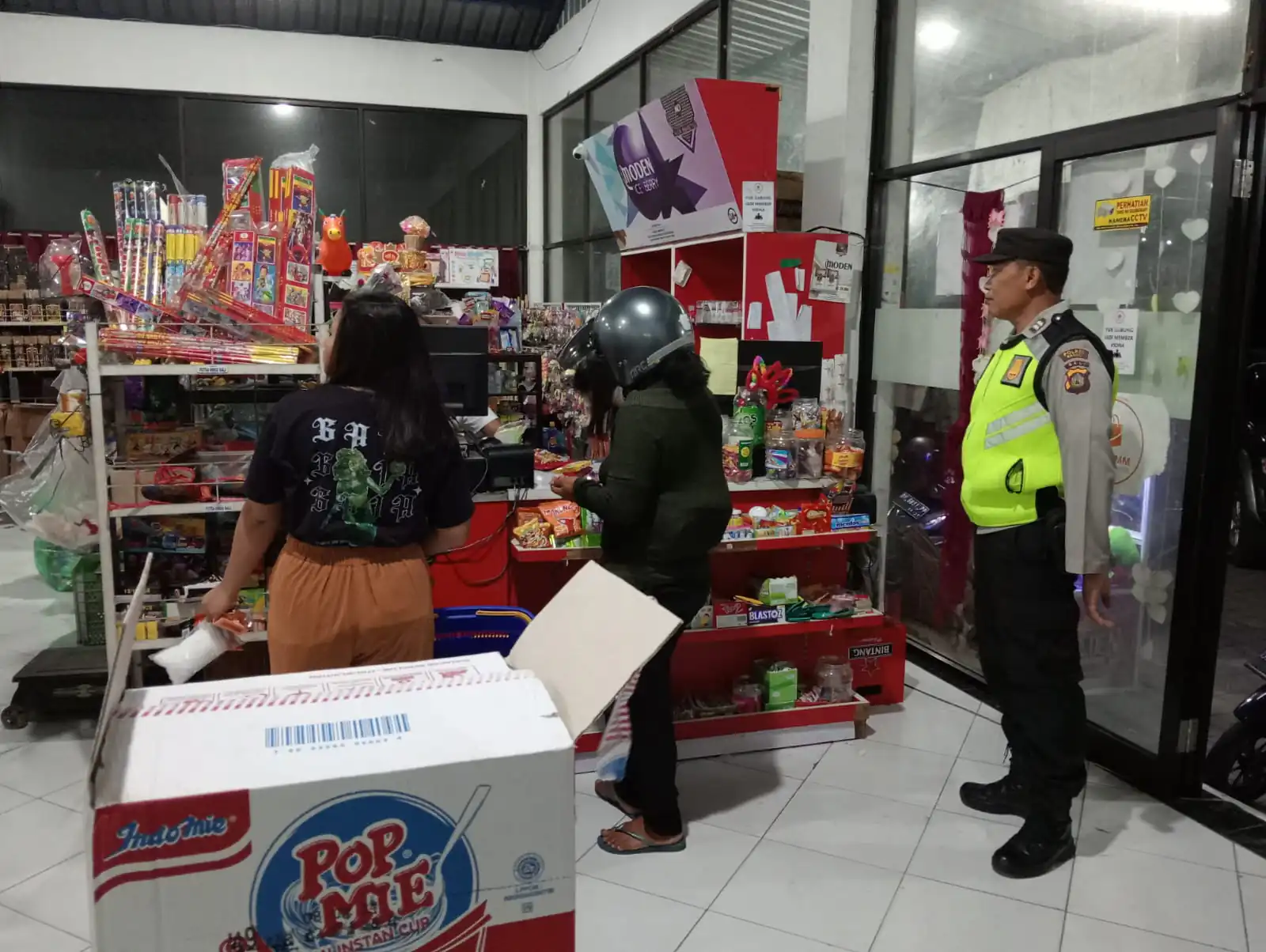 BLUE LIGHT ANTISIPASI KEJAHATAN DIMALAM HARI PERSONIL POLSEK SUSUT MELAKSANAKAN KEGIATAN PATROLI BLUE LIGHT.