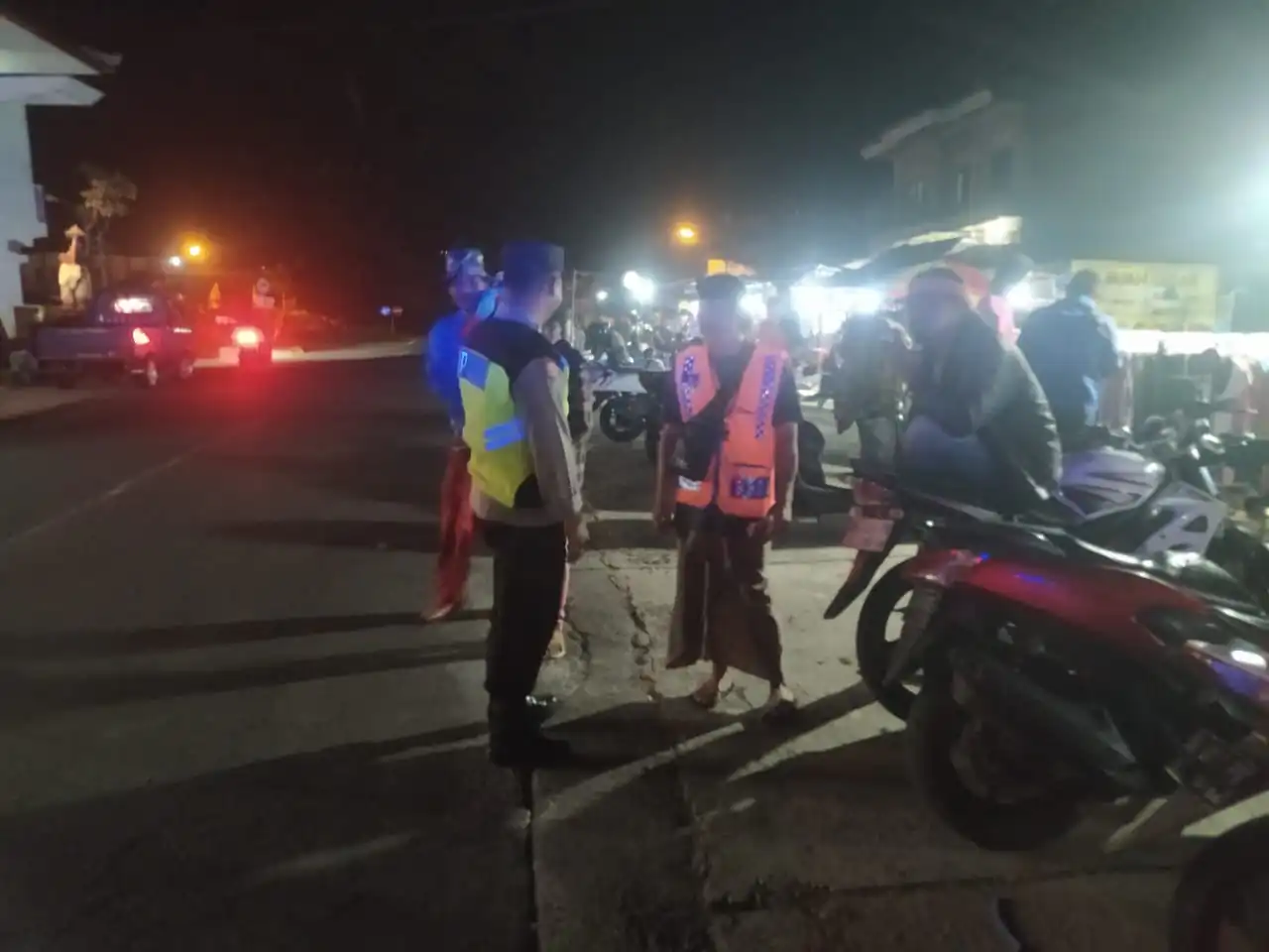 BLUE LIGHT ANTISIPASI KEJAHATAN DIMALAM HARI PERSONIL POLSEK SUSUT MELAKSANAKAN KEGIATAN PATROLI BLUE LIGHT.