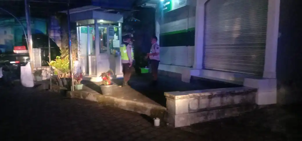 BLUE LIGHT ANTISIPASI KEJAHATAN DIMALAM HARI PERSONIL POLSEK SUSUT MELAKSANAKAN KEGIATAN PATROLI BLUE LIGHT.
