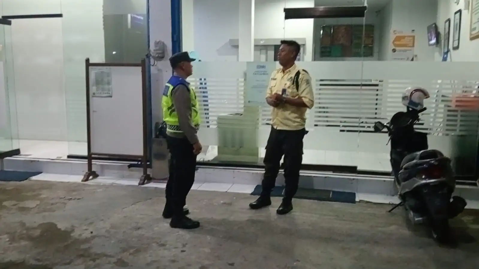 BLUE LIGHT ANTISIPASI KEJAHATAN DIMALAM HARI PERSONIL POLSEK SUSUT MELAKSANAKAN KEGIATAN PATROLI BLUE LIGHT.