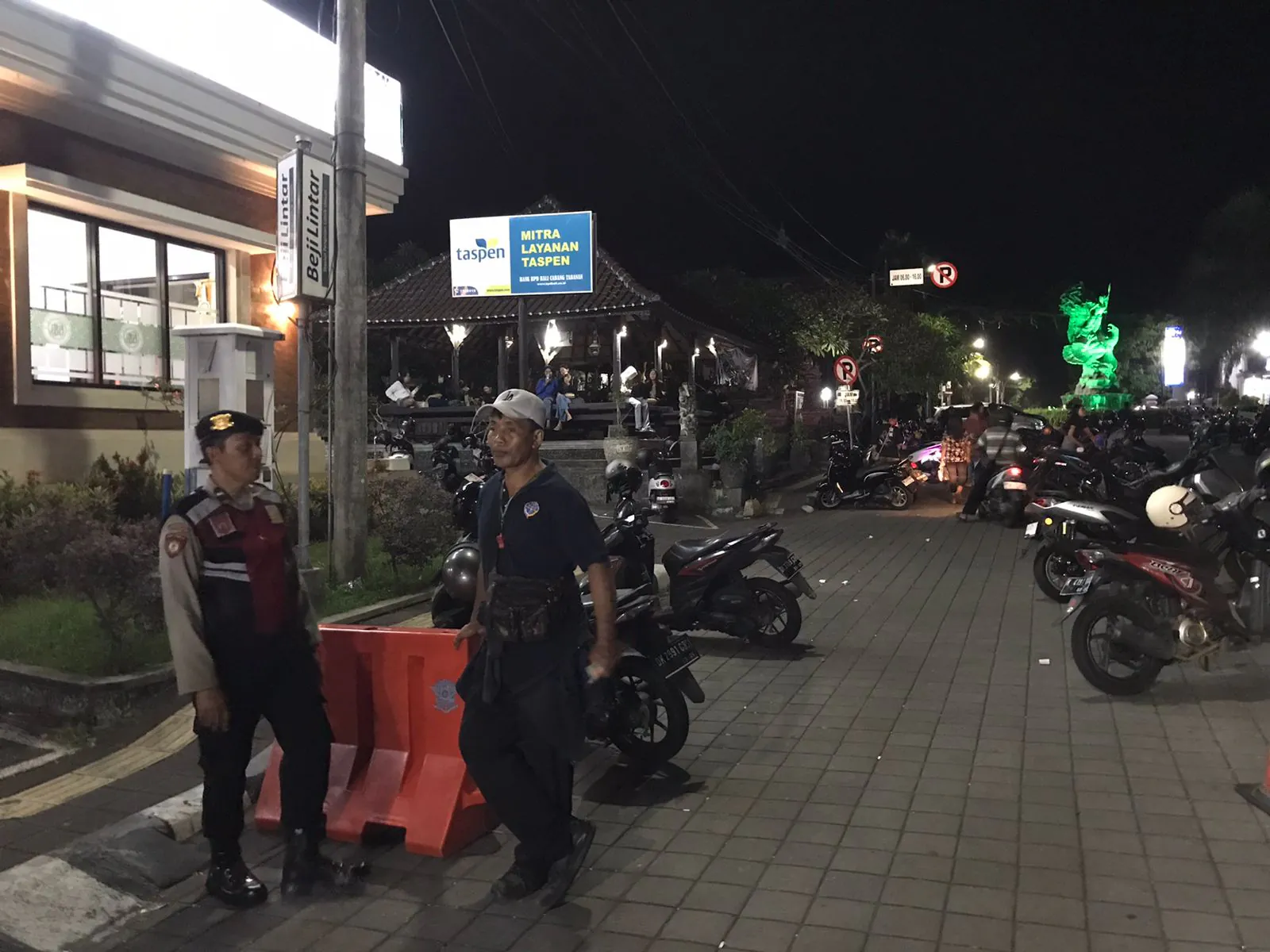 Cegah Gangguan Kamtibmas, Personil Sat Samapta Polres Tabanan Patroli Jalan Kaki Di Pasar Senggol