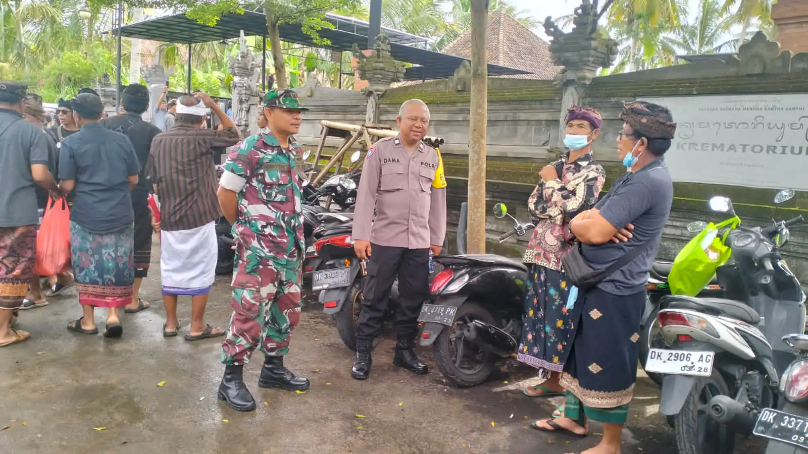 Jaga Situasi Tetap Kindusif, Bhabinkamtibmas Bersinergi Dengan Babinsa, Sambangi Warga Di Krematerium