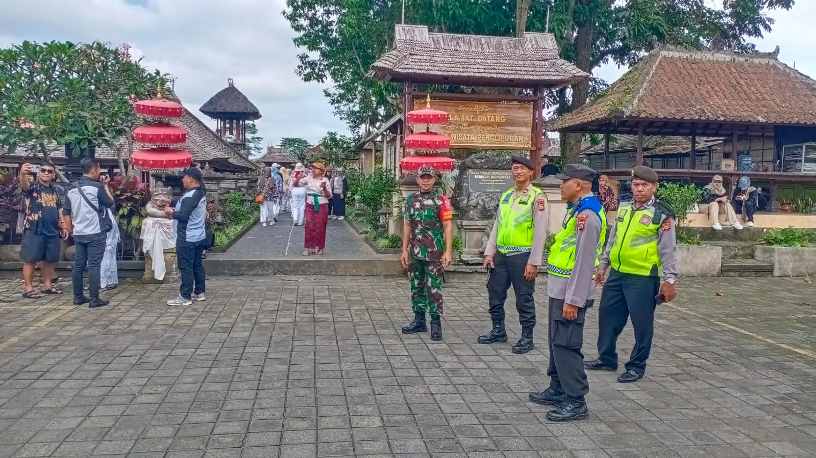 Jamin Keamanan Kepada Para Pengunjung, Pawas Bersama Anggota Sambangi Obyek Wisata Penglipuran