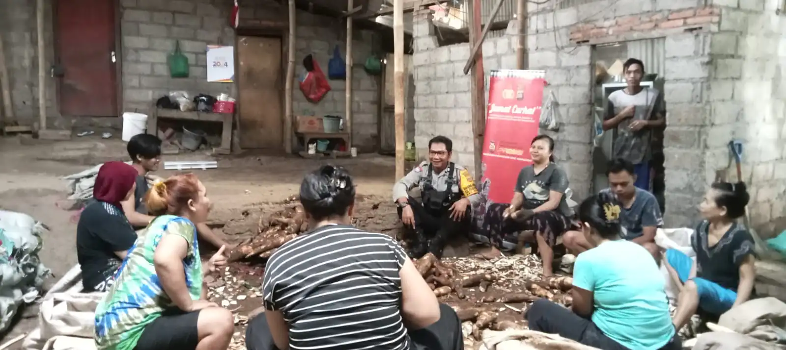 Jumat Curhat, Polsek Denut UMKM Kripik Pikachu, Edukasi Soal Pelayanan Polri dan Kejahatan dunia maya