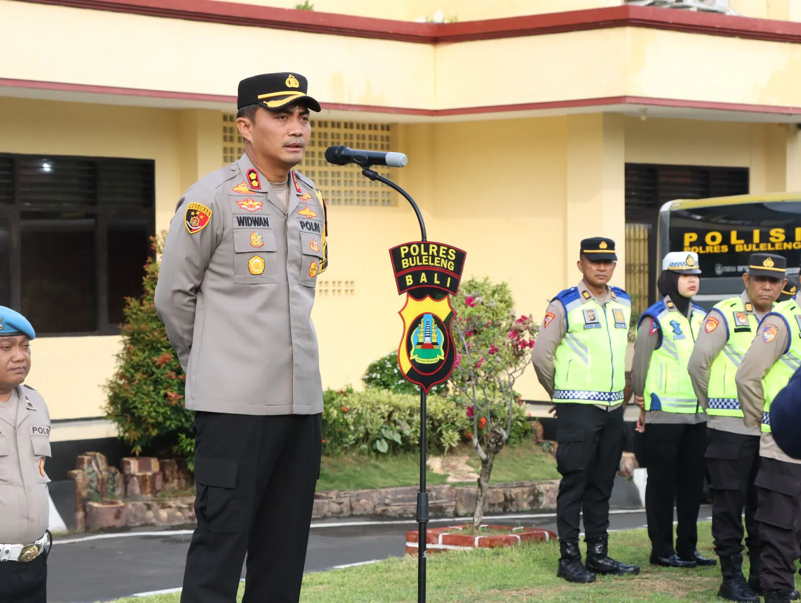 Kapolres Buleleng, Pimpin Apel Jam Pimpinan Tingkatkan Pelayanan Dan Wujudkan Harkamtibmas.