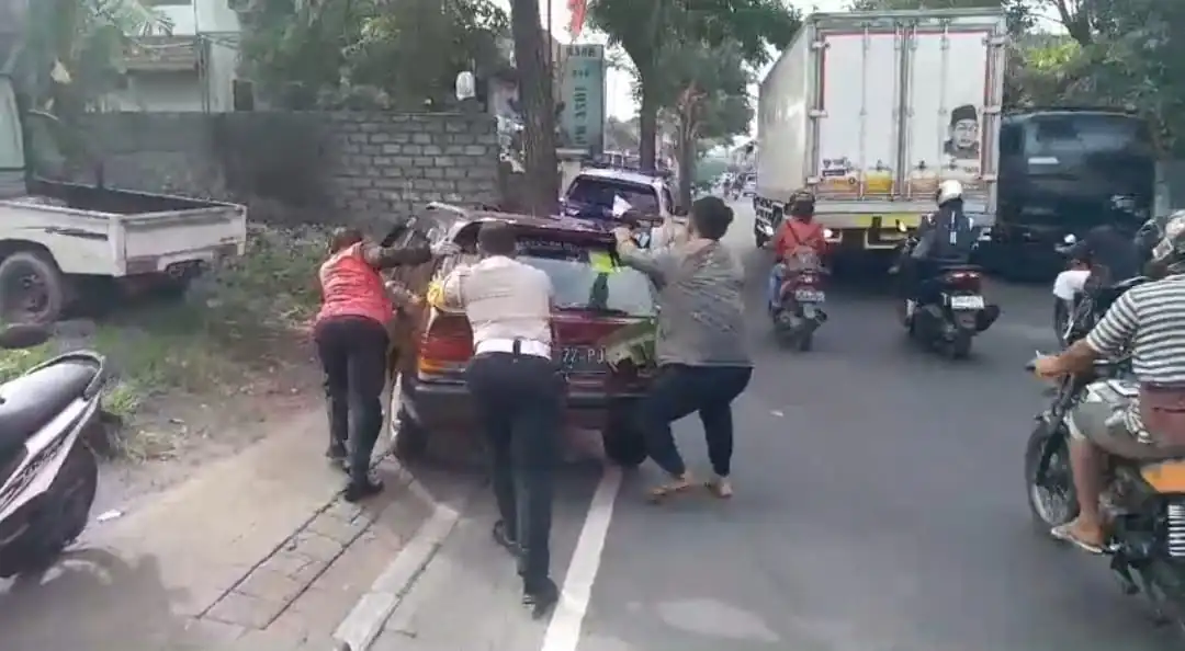Kendaraan Mogok, Ini Yang Dilakukan Kasat Lantas AKP I Wayan Sugianta !!