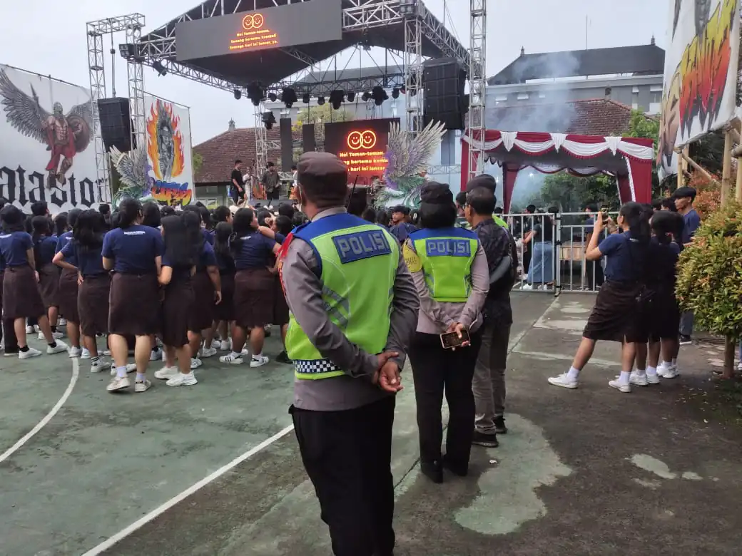 Menjaga Situasi Tetap Kondusif, Personil Polsek Bangli Amankan Kegiatan Pergelaran Live Musik Di SMKN 1 Bangli