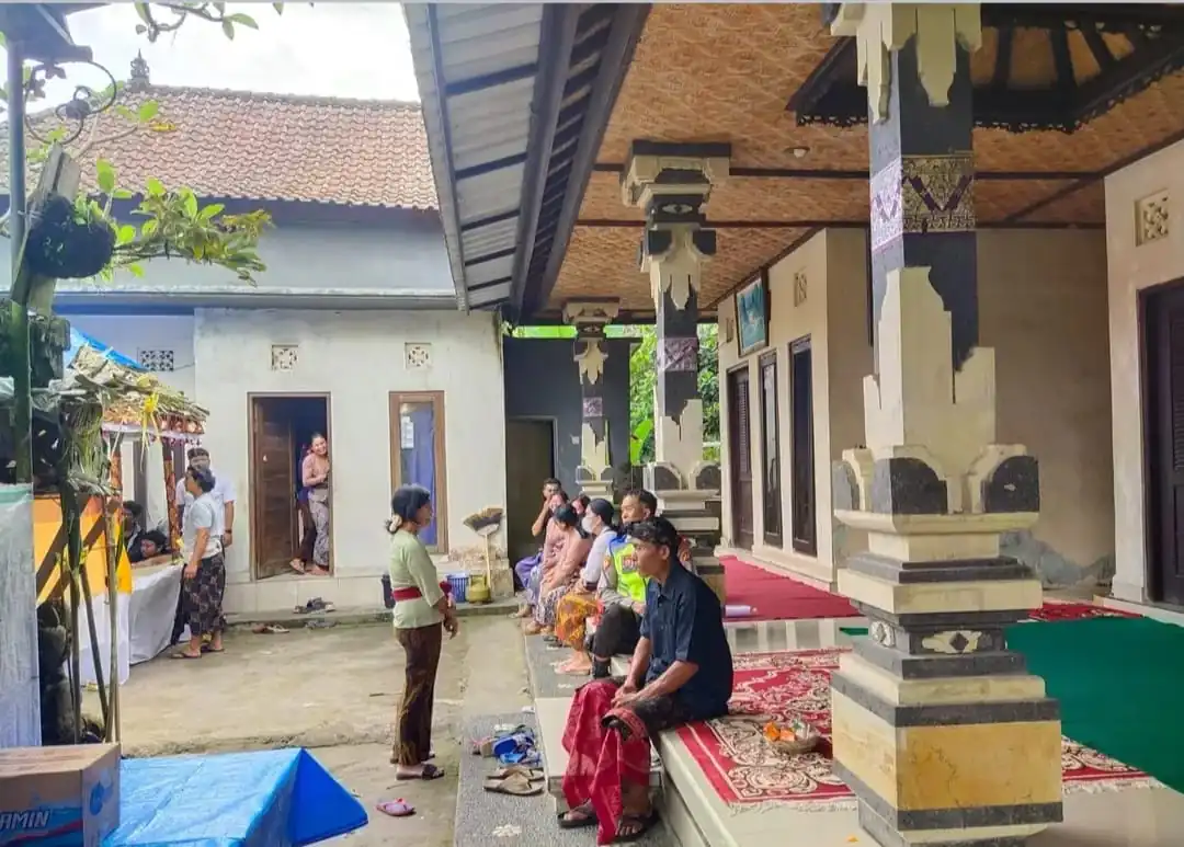 Minggu Kasih, Kapolsek Tembuku Melayat Ke Rumah Duka Ibu Dari Personil Yang Meninggal