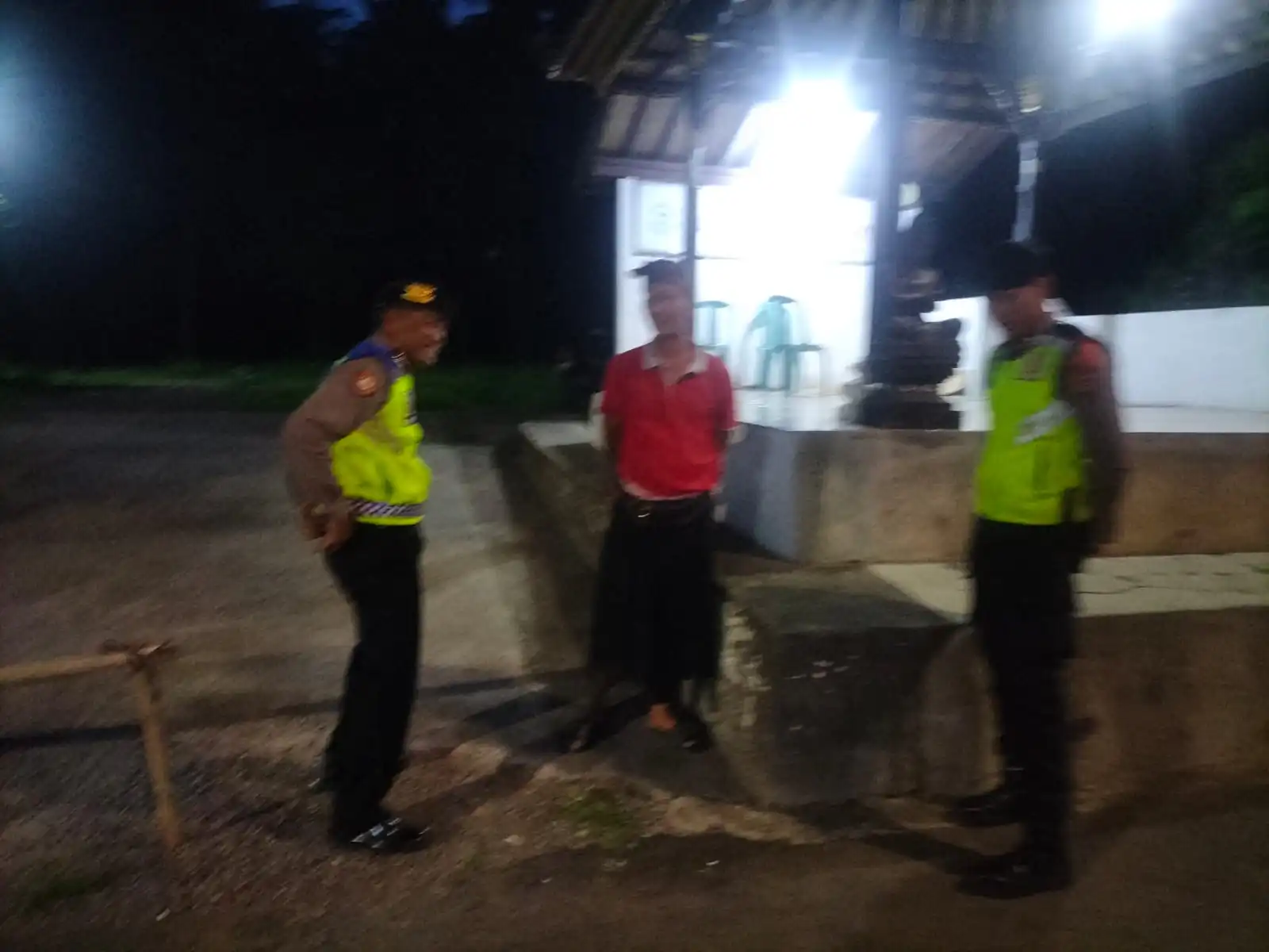 Persempit Ruang Gerak Pelaku Kejahatan Di malam Hari, Personil Sat Samapta Sambangi Pakemitan di Pura Dalem Penonggekan Kab. Bangli
