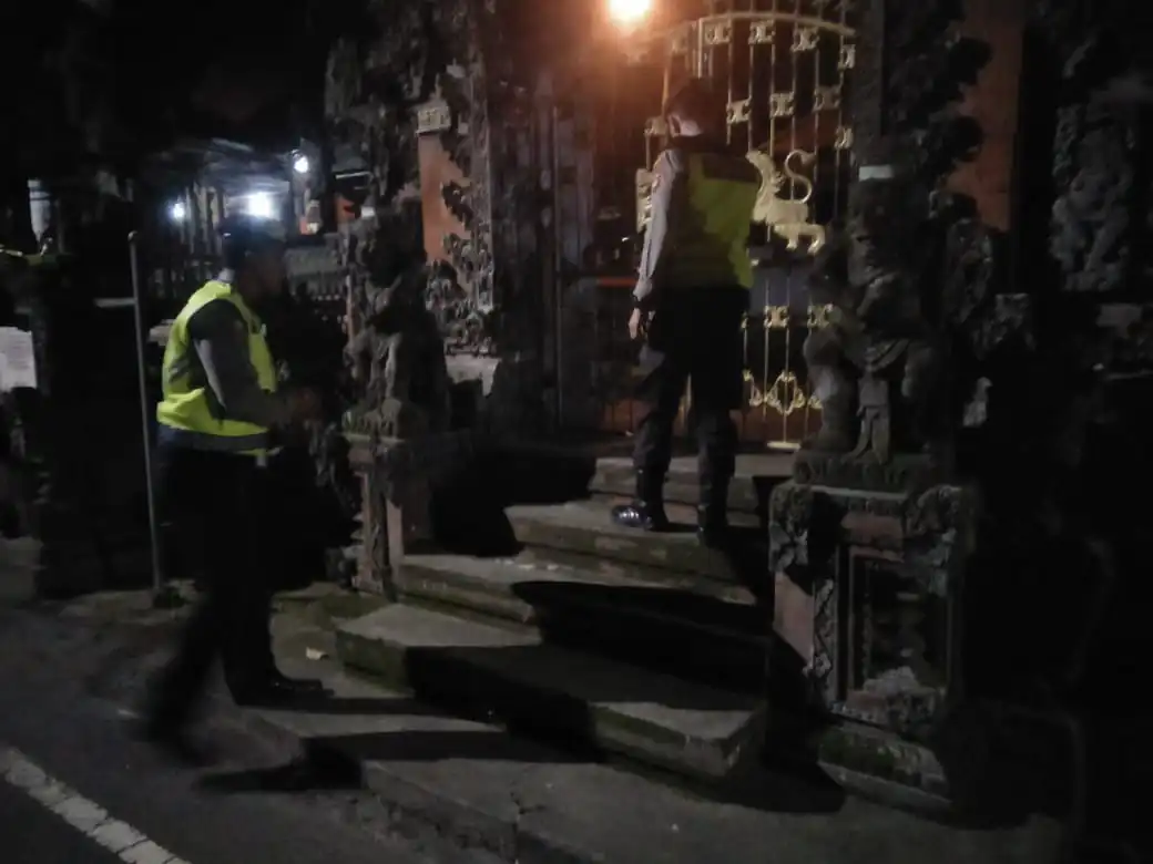 Persempit Ruang Gerak Pelaku Kejahatan Di malam Hari, Personil Sat Samapta Sambangi Tempat Suci Pura Tanpa pakemita