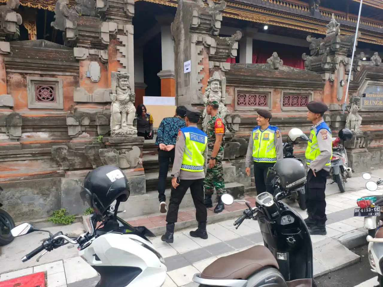 Personil Polsek Bersinergi Dengan Babinsa Melaksanakan Kegiatan Bimtek KPPS Untuk Kelurahan Kawan, Bangli.