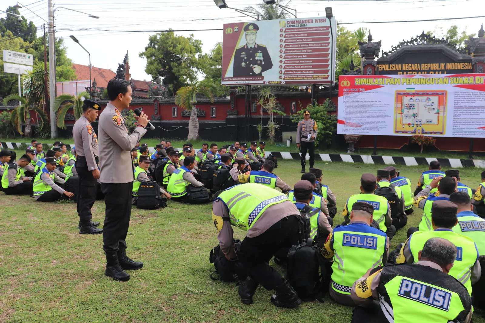 Polres Buleleng Gelar Simulasi Pengamanan Pemungutan Suara Di TPS, dipimpin Kapolres Buleleng.