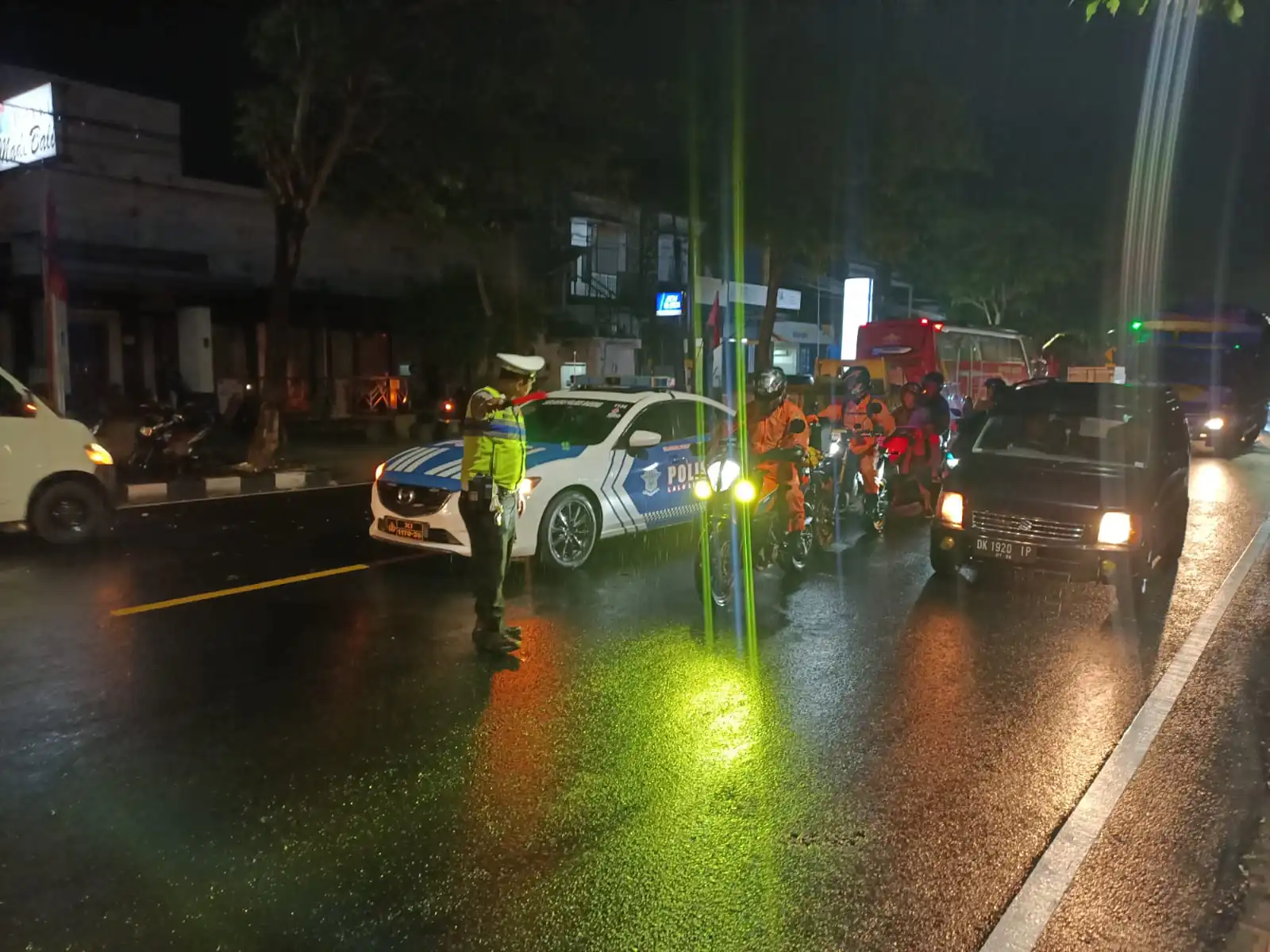 Tingkatkan Pelayanan, 3 Anggota Satlantas Polres Badung atur Arus Lalu Lintas