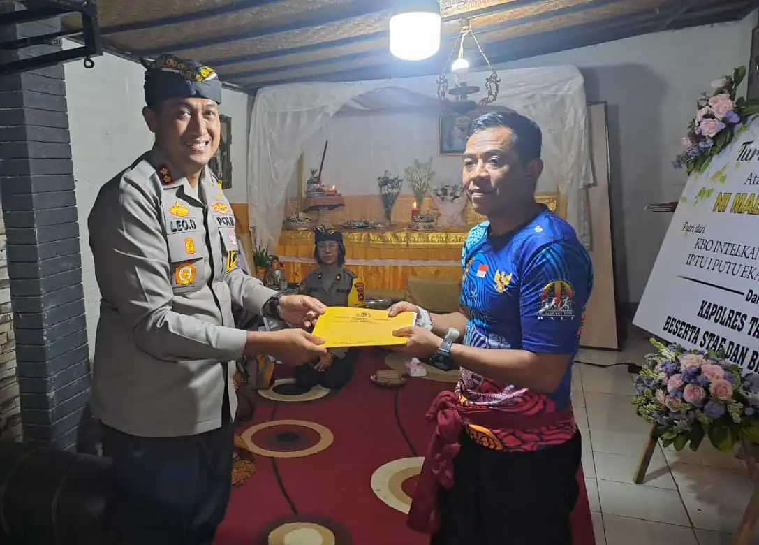 Wujud Bela Sungkawa, Kapolres Tabanan Melayat Ke Rumah Duka Ananda KBO Intel