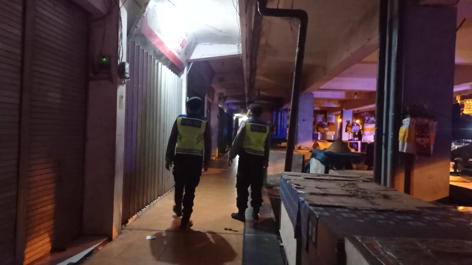 Wujudkan Situasi Aman, Personil Samapta Polres Bangli Lakukan Patroli blue light Malam di Areal Pertokoan Pasar Kidul Bangli.