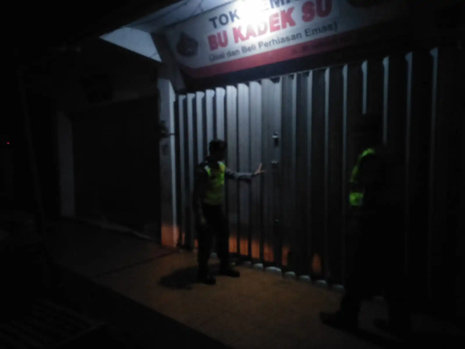 Wujudkan Situasi Aman, Personil Samapta Polres Bangli Lakukan Patroli Malam di Areal Pertokoan Pasar Kidul Bangli.