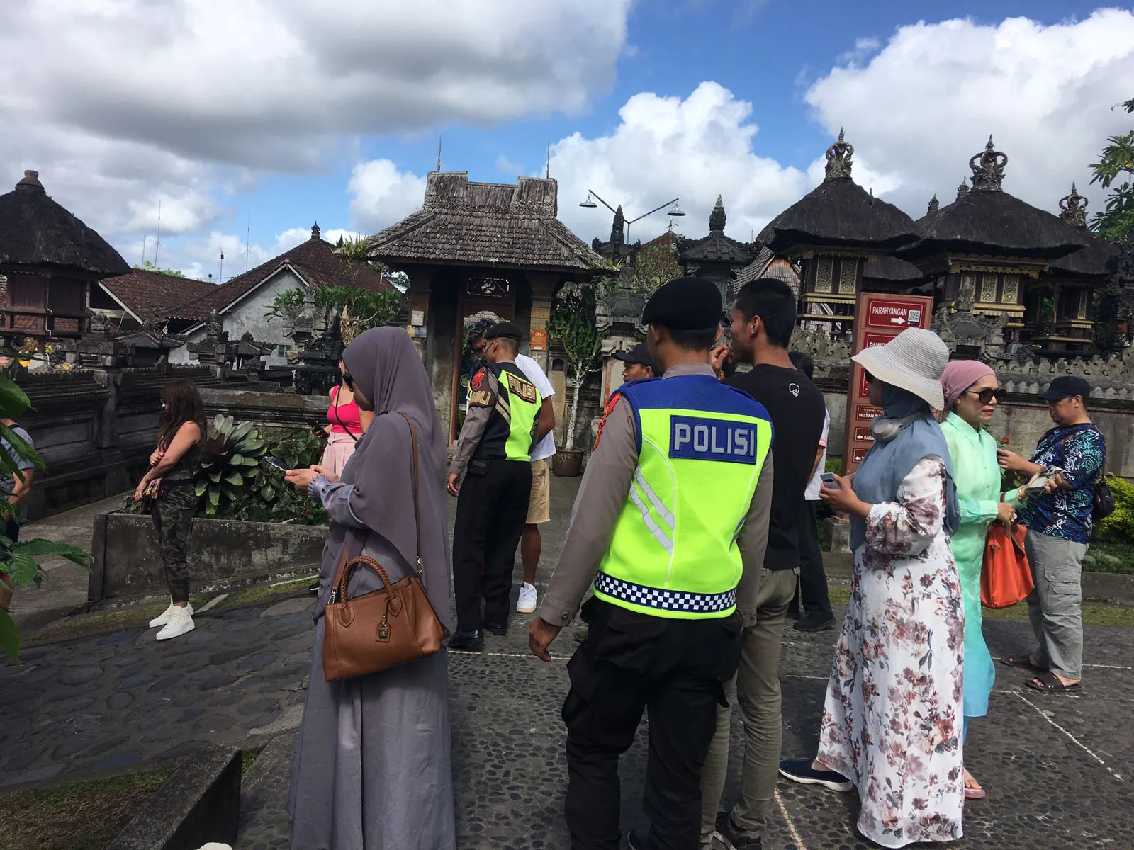Antisipasi Gangguan Kamtibmas Dan Terjaminnya Kenyamanan Wisatawan, Personil Sat Samapta Polres Bangli Laksanakan Patroli Rutin di Obyek Wisata