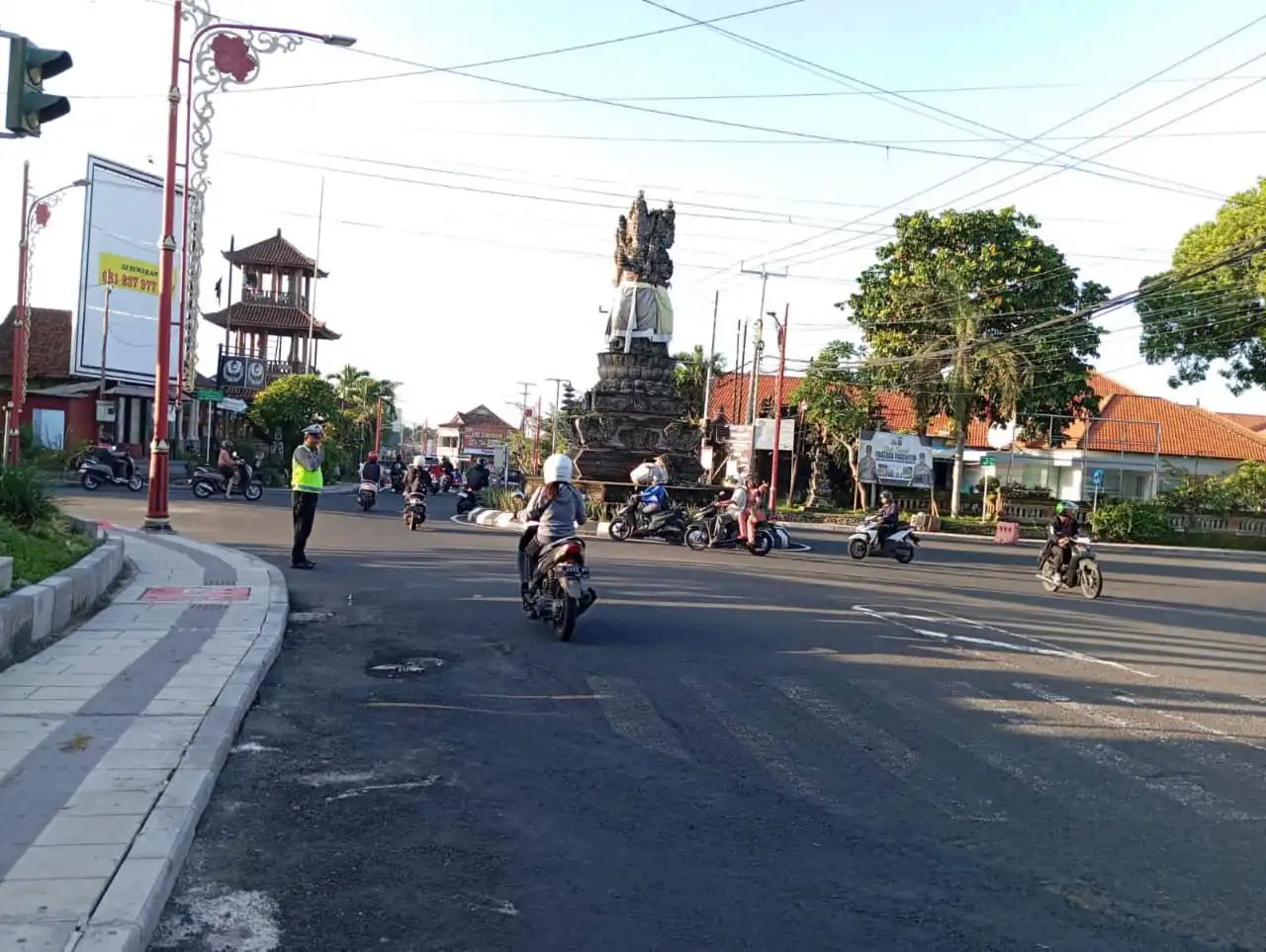 Beri Pelayanan Kepada Masyarakat Dipagi Hari, Personil Polsek Bangli Laksanakan Pengaturan
