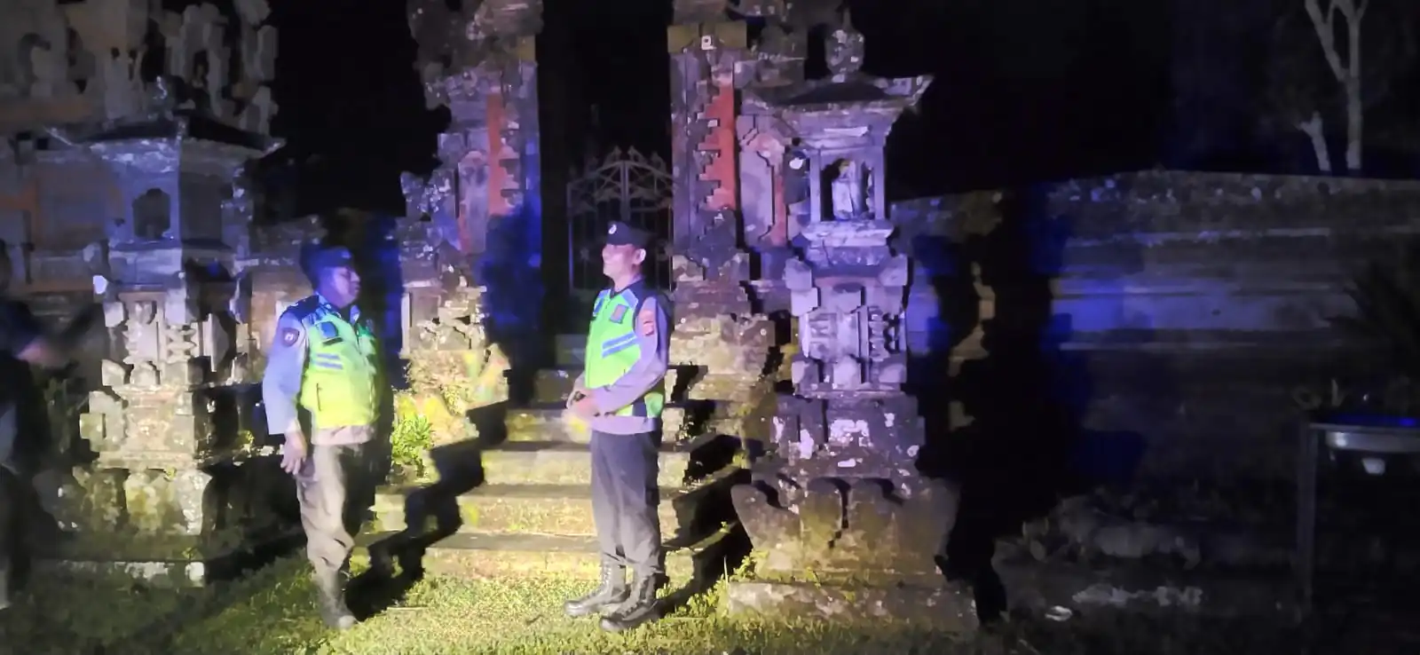 BLUE LIGHT ANTISIPASI KEJAHATAN DIMALAM HARI PERSONIL POLSEK SUSUT MELAKSANAKAN KEGIATAN PATROLI BLUE LIGHT.