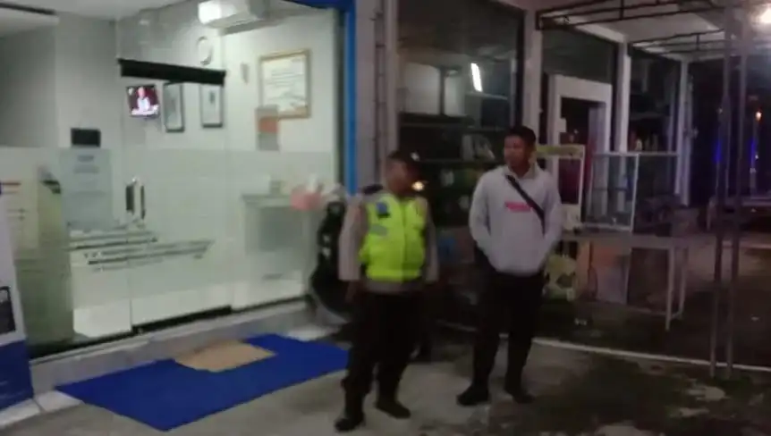 BLUE LIGHT ANTISIPASI KEJAHATAN DIMALAM HARI PERSONIL POLSEK SUSUT MELAKSANAKAN KEGIATAN PATROLI BLUE LIGHT.