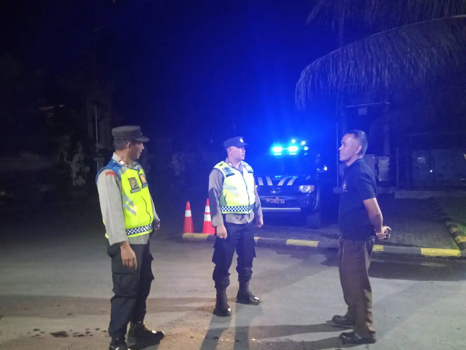 BLUE LIGHT ANTISIPASI KEJAHATAN DIMALAM HARI PERSONIL POLSEK SUSUT MELAKSANAKAN KEGIATAN PATROLI BLUE LIGHT.