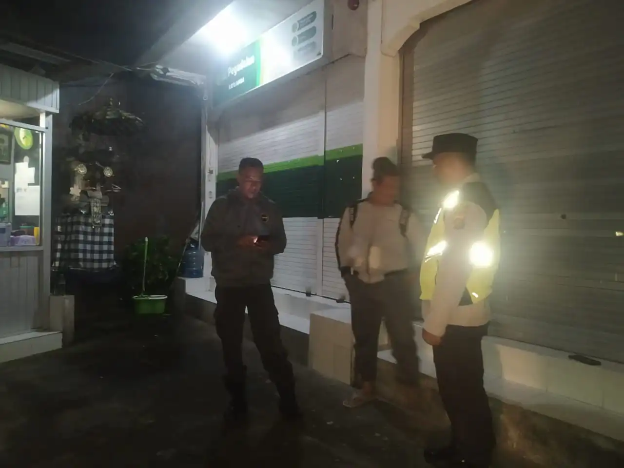 BLUE LIGHT ANTISIPASI KEJAHATAN DIMALAM HARI PERSONIL POLSEK SUSUT MELAKSANAKAN KEGIATAN PATROLI BLUE LIGHT.