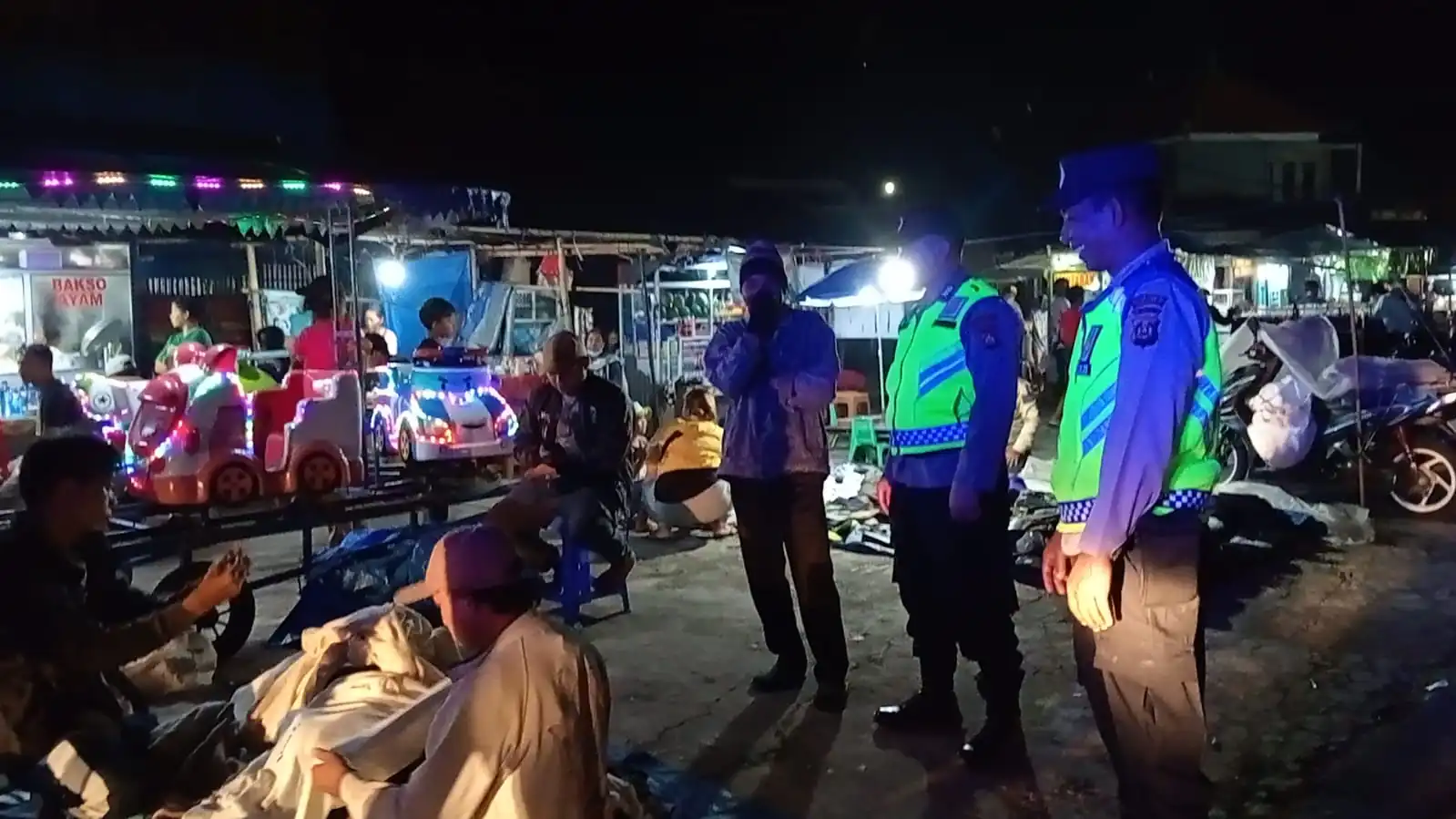 BLUE LIGHT ANTISIPASI KEJAHATAN DIMALAM HARI PERSONIL POLSEK SUSUT MELAKSANAKAN KEGIATAN PATROLI BLUE LIGHT.