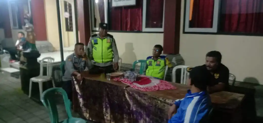 BLUE LIGHT ANTISIPASI KEJAHATAN DIMALAM HARI PERSONIL POLSEK SUSUT MELAKSANAKAN KEGIATAN PATROLI BLUE LIGHT.