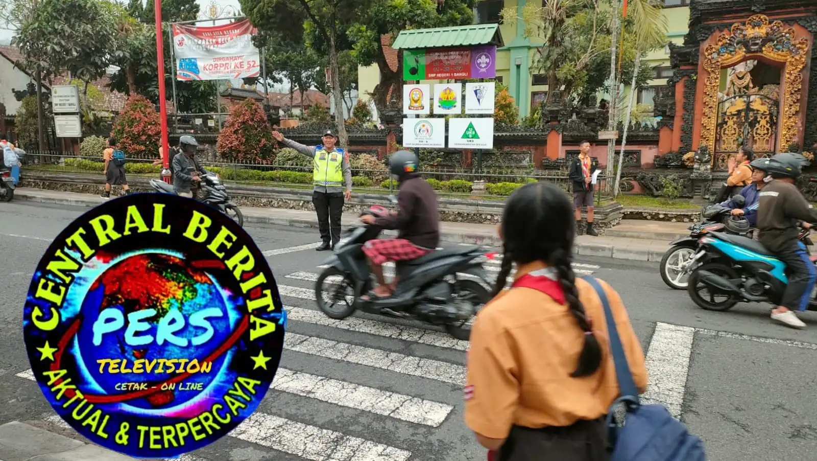 Bubaran Sekolah, Personil Polsek Bangli Laksanakan Pengaturan Di Depan SMP N 1 Bangli