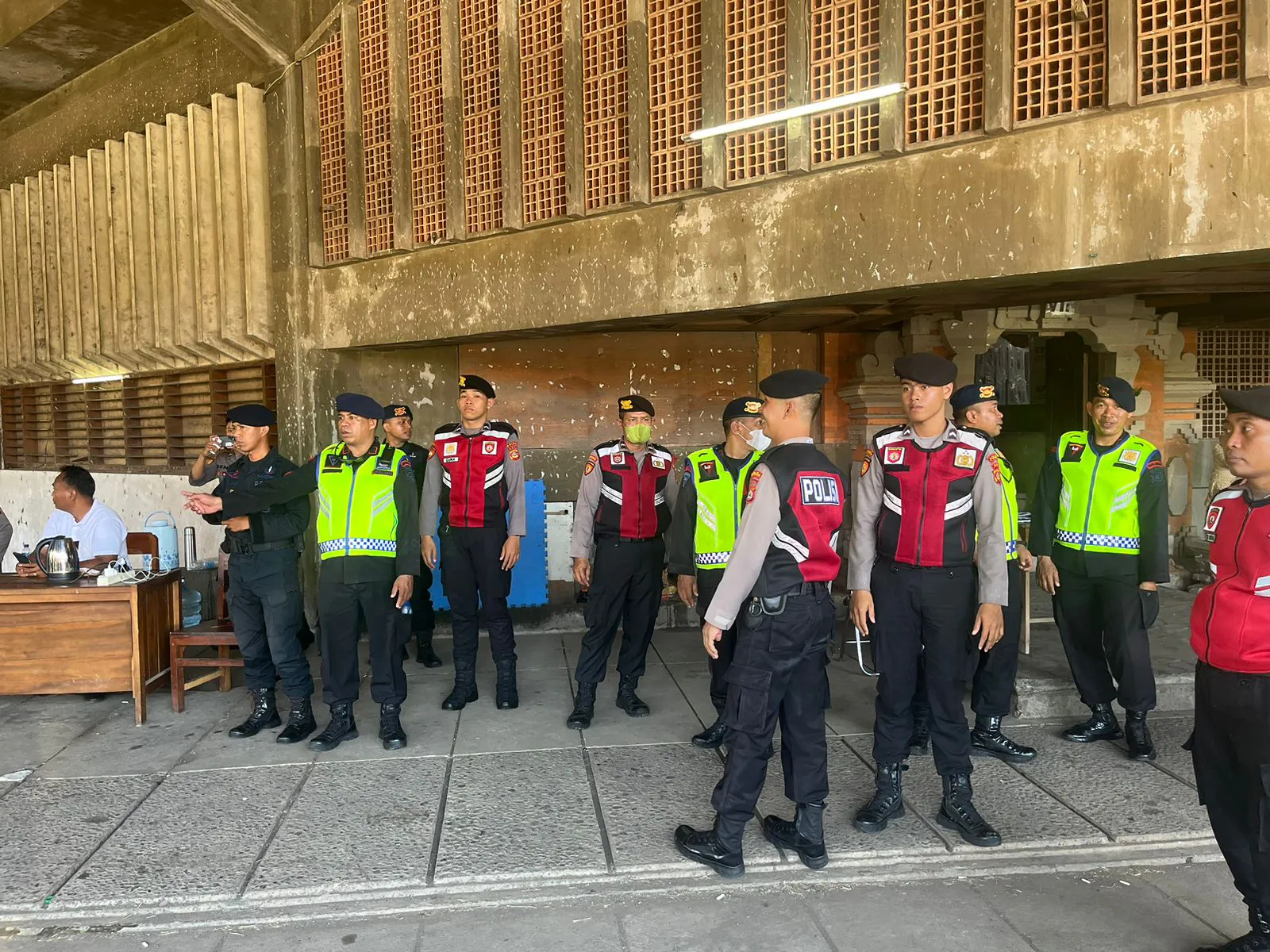 Jaga Harkamtibmas, Polda Bali Gelar Patroli Sambangi Tempat Penyimpanan Surat Suara