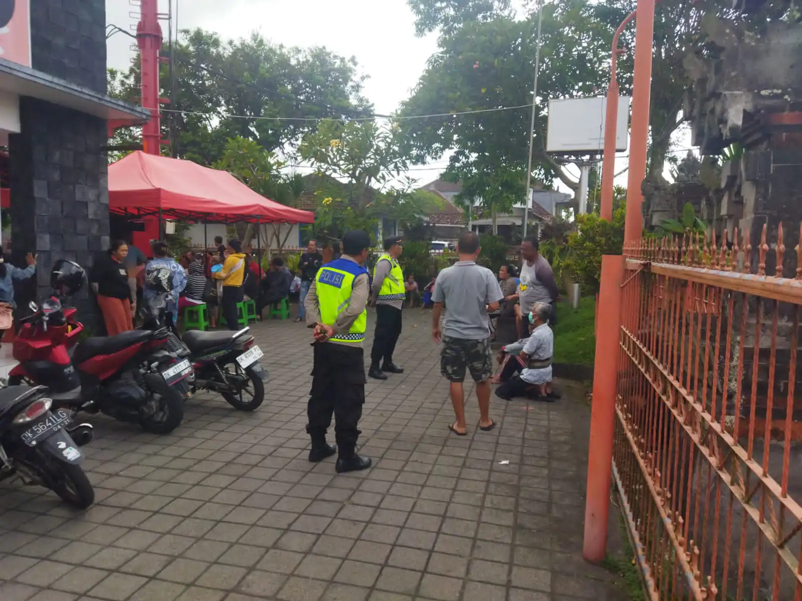 Jaga Kamtibmas Tetap Kondusif, Pawas Bersama Anggota Sambangi Kegiatan Penyaluran Bansos Di Kantor Pos Bangli
