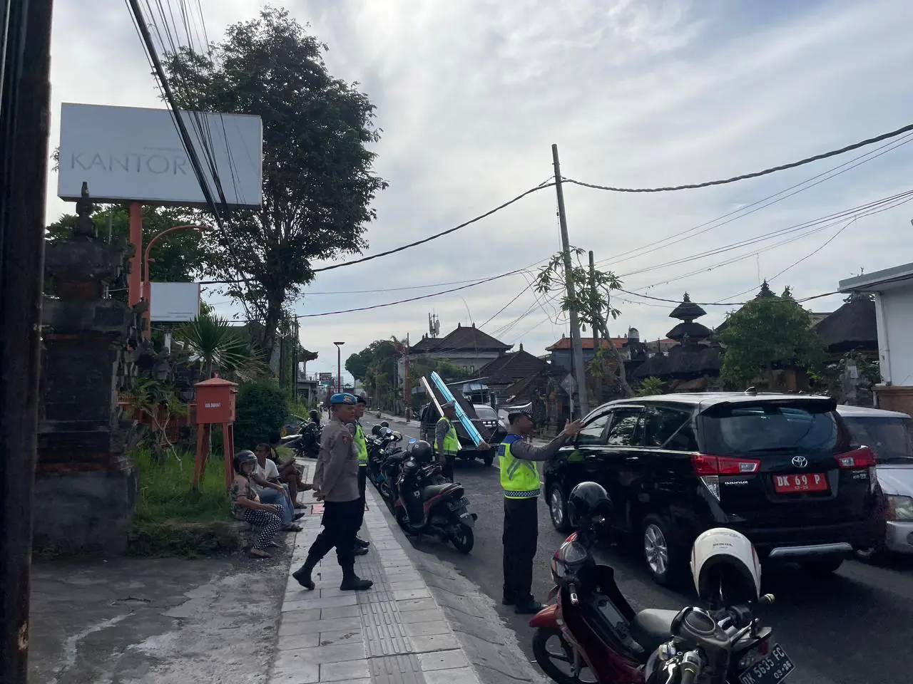 Jaga Situasi Tetap Kondusif, Pawas Bersama Anggota Sambangi Kegiatan Penyaluran Bansos Di Kantor Pos Bangli