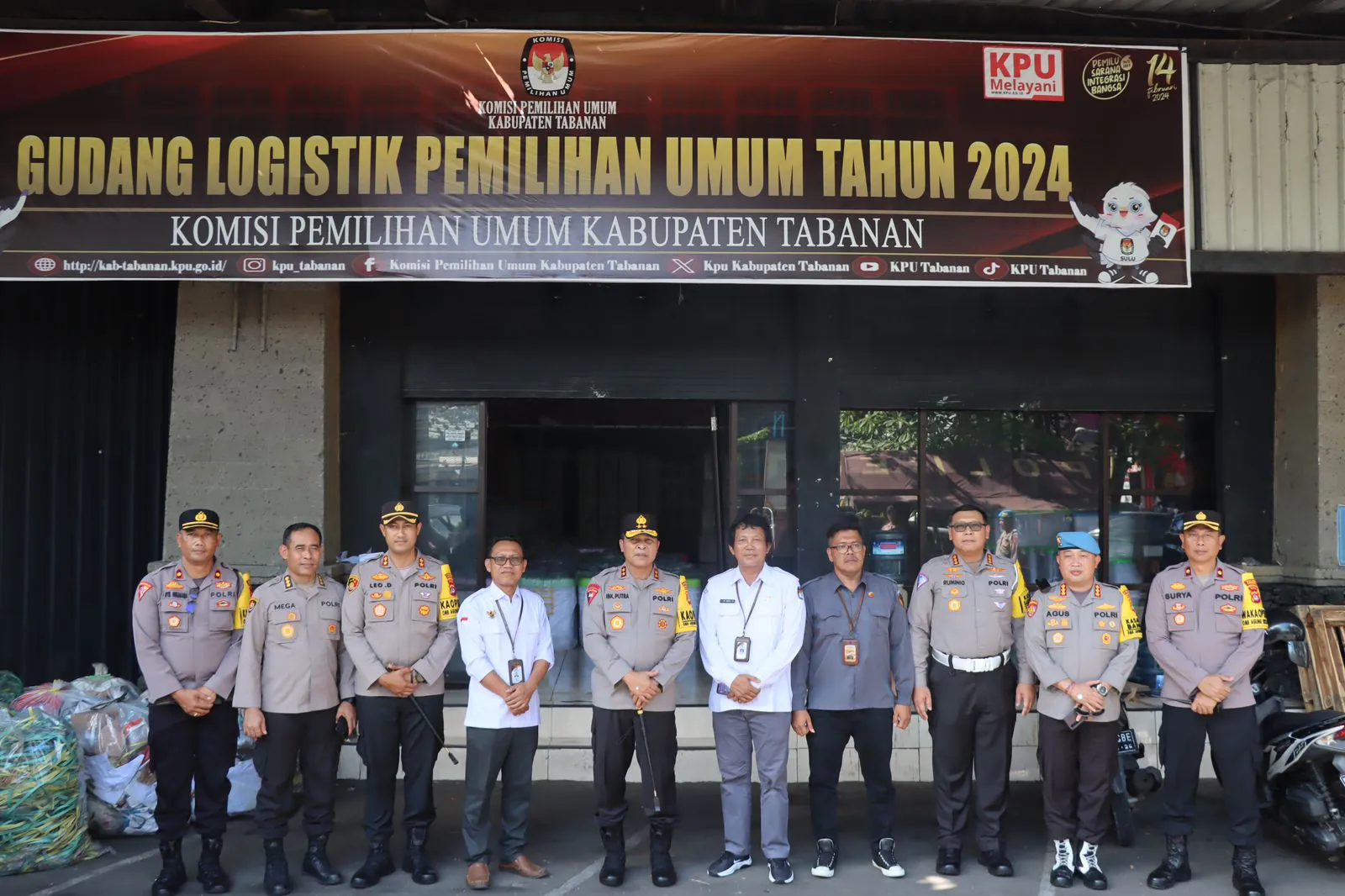 Kapolres Tabanan AKBP Leo Dedy Defretes,S.H.,S.I.K.,M.H, Sambut Kunjungan Kapolda Bali di Gudang Logistik KPU Tabanan