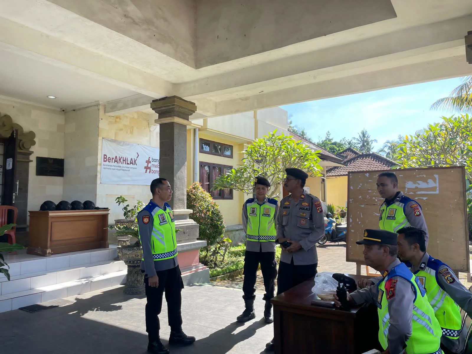 Menjaga Situasi Tetap Kondusif, Pawas Bersama Anggota Sambangi PPK Kec. Bangl