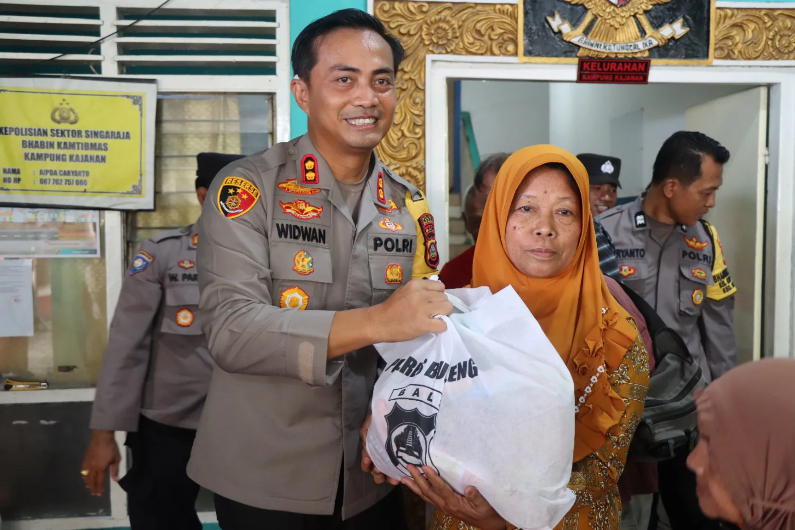 Pasca Pemilu 2024, Polres Buleleng Gelar Minggu Kasih, Dengan Warga Kampung Kajanan.