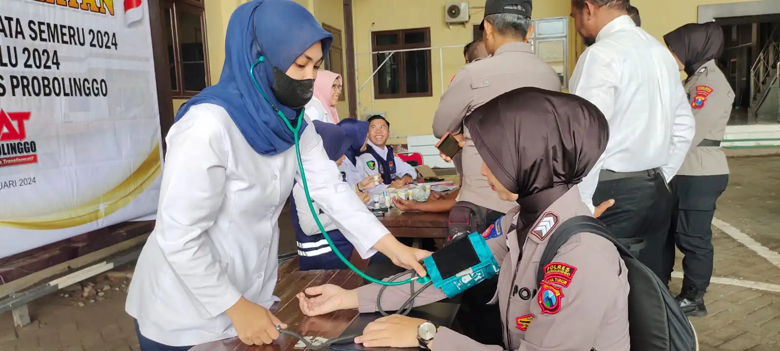 Polda Jatim Beri Bantuan Kesehatan Untuk Petugas KPPS dan Pam Pemilu
