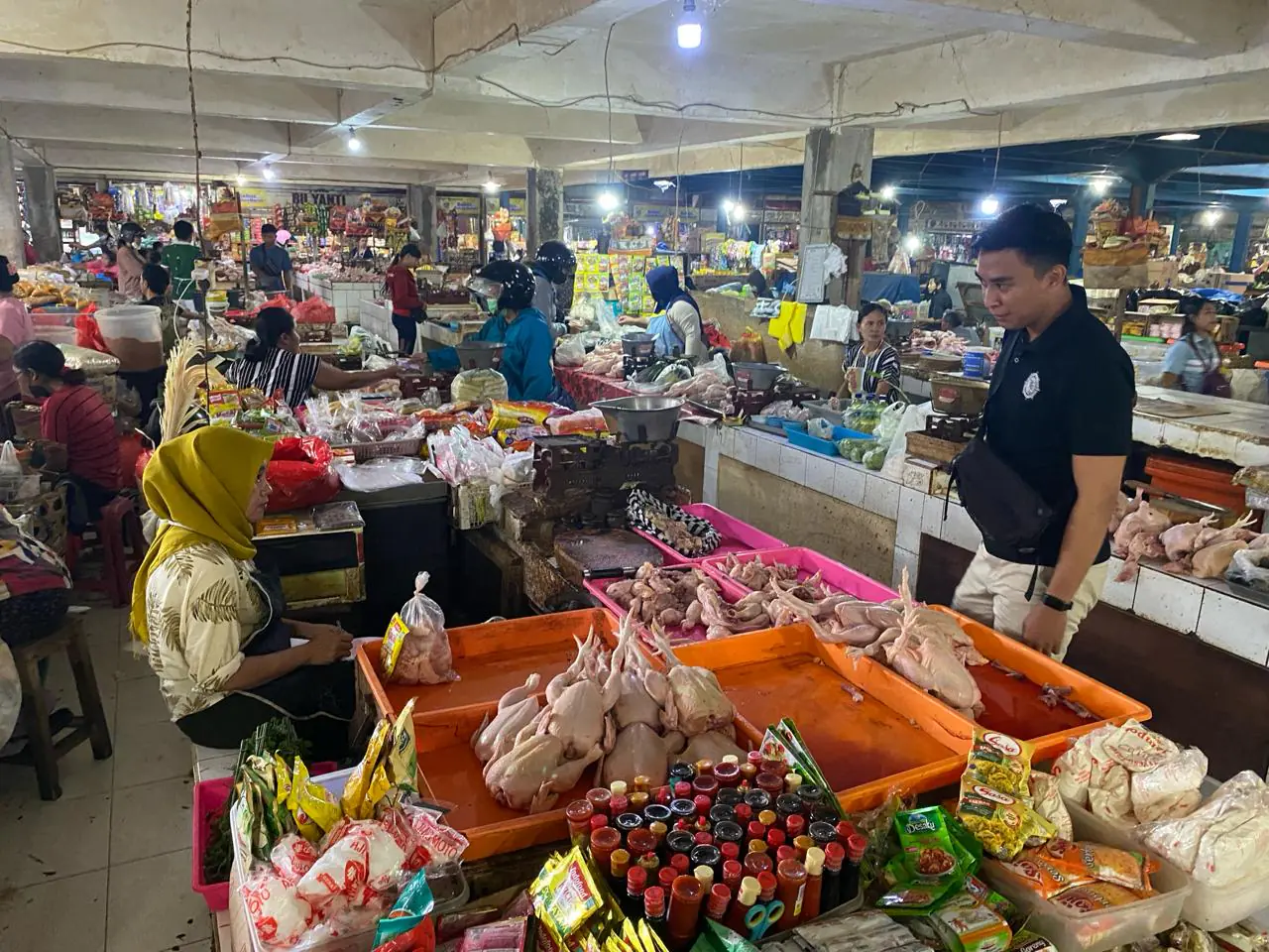 Sambangi Pasar Kidul, Unit Intelkam Polsek Bangli, Cek Harga Dan Ketersediaan Stock Sembako Menjelang Hari Raya Galungan
