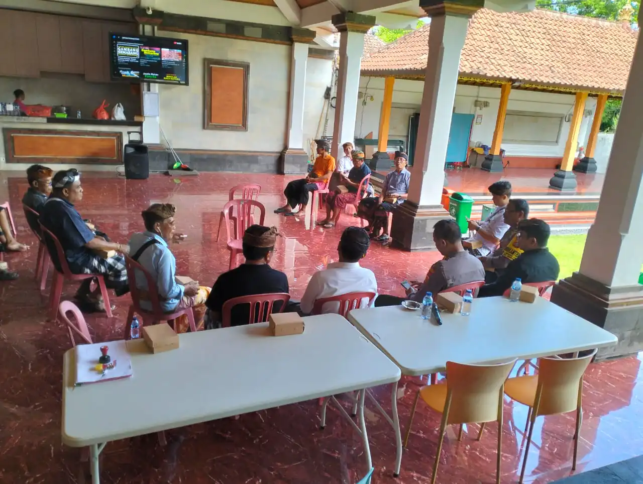 Sampaikan Pesan Kamtibmas, Bhabinkamtibmas Desa Sumerta Kelod Lakukan Sambang Dialogis Menjelang Pemilu 2024