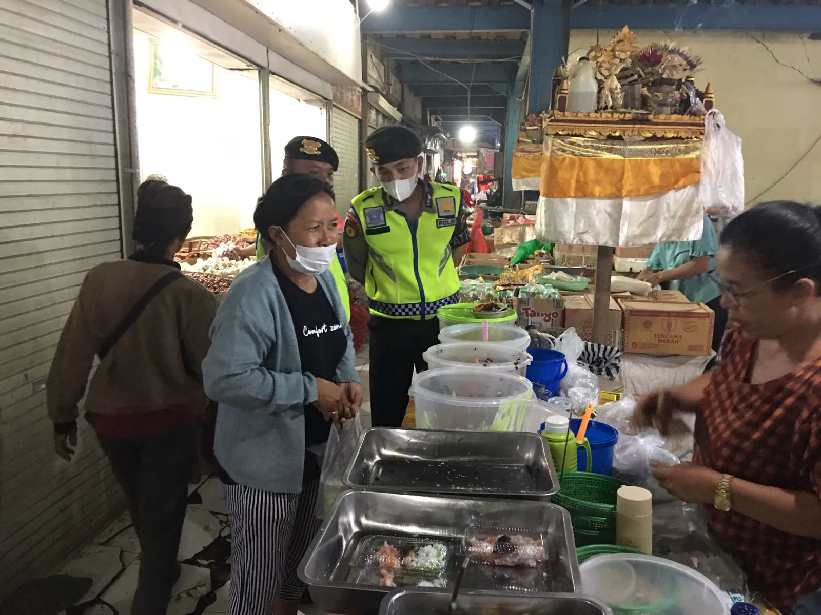 Sat Samapta Melaksanakan Patroli Dialogis Di Pasar Kidul Bangli